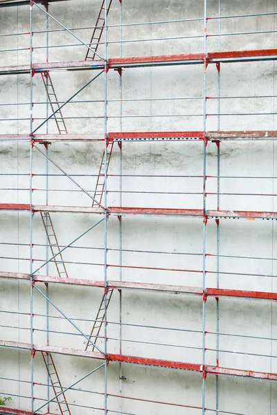 Andaimes, canteiro de obras em andamento — Fotografia de Stock