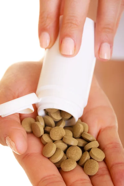 Mãos humanas segurando vitaminas pílulas. Serviços de saúde . — Fotografia de Stock