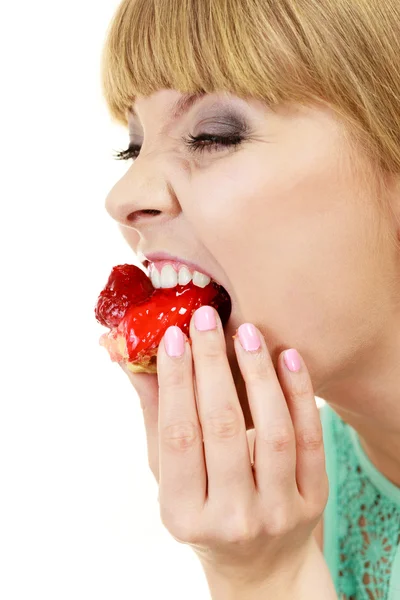 Mulher comendo cupcake comida doce — Fotografia de Stock