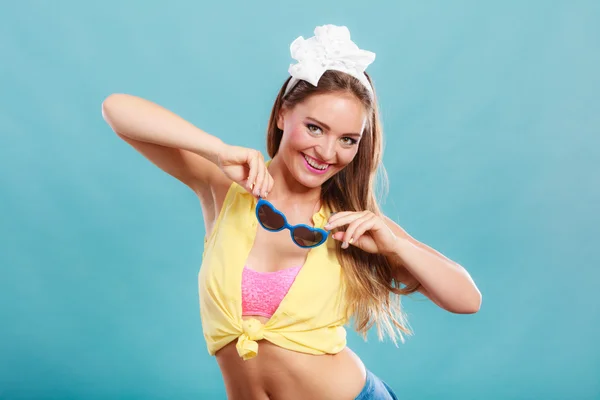 Retrato de chica feliz pin up con gafas de sol. — Foto de Stock