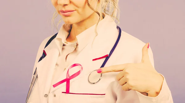 Rosa bandet med stetoskop på medicinska uniform. — Stockfoto