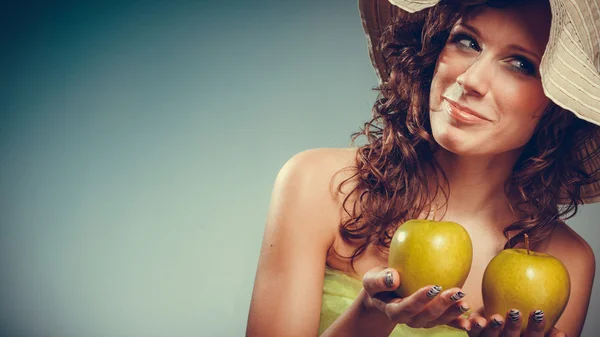 Woman in dress and hat hold yellow apple — Stock Photo, Image