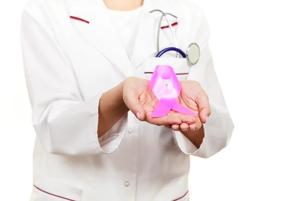 ピンク癌意識のリボンを見せて医師 — ストック写真