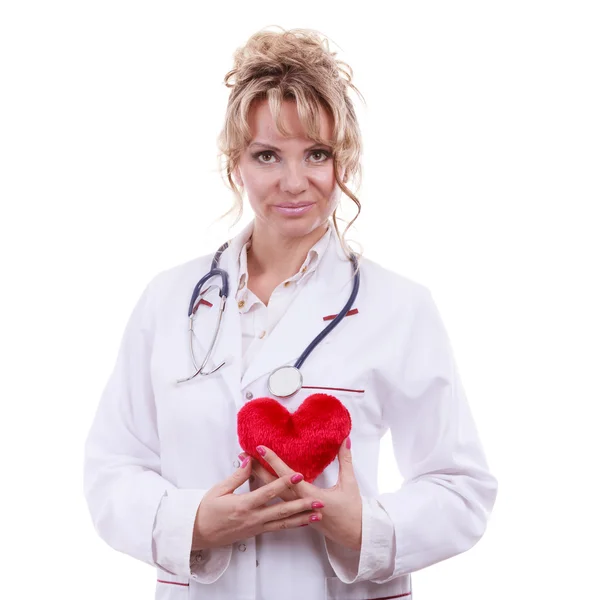Женщина-кардиолог с красным сердцем . — стоковое фото