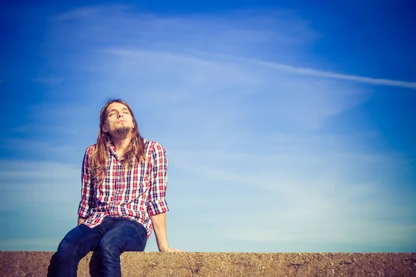 Hombre pelo largo relajante cielo al aire libre fondo — Foto de Stock