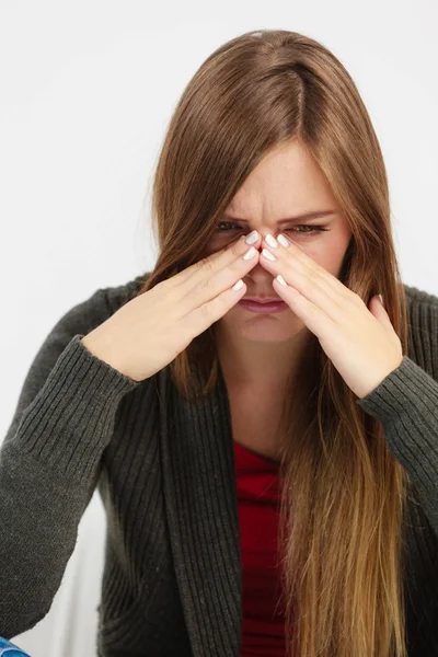 Jonge vrouw met pijnlijke sinus ache — Stockfoto