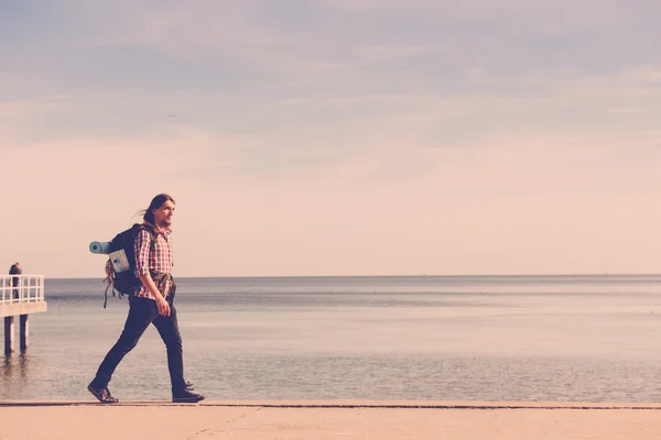 Escursionista uomo con zaino calpestio dal mare — Foto Stock