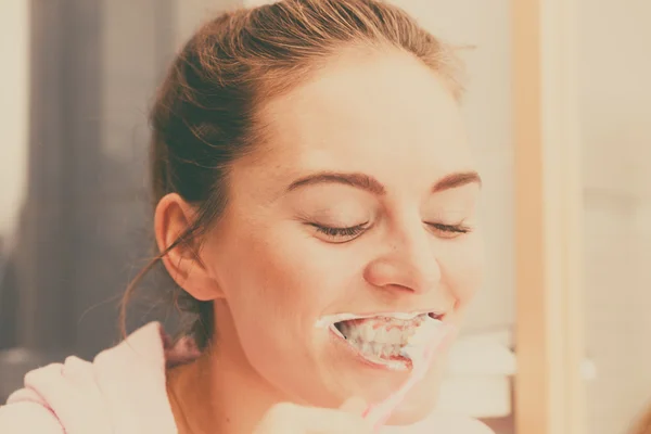 Woman brushing cleaning teeth in bathroom — Stock Photo, Image