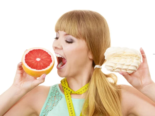 Mulher escolhendo frutas ou bolo fazer escolha dietética — Fotografia de Stock