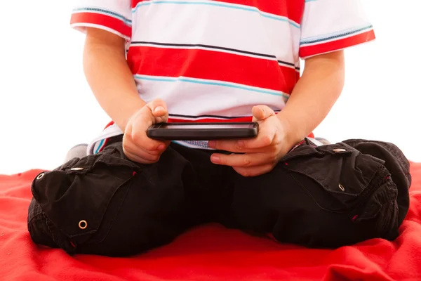 Liten pojke spelar spel på smartphone — Stockfoto