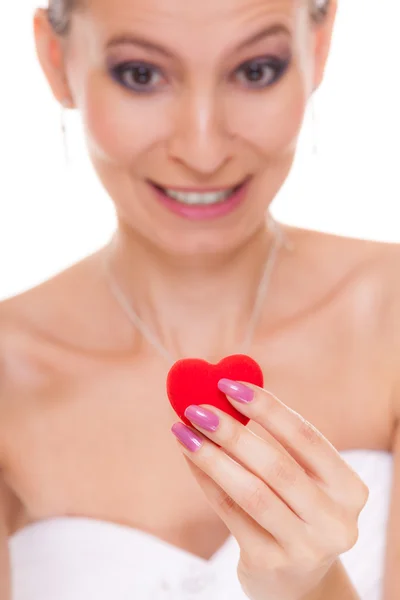 Aufgeregtes Brautpaar zeigt Verlobungsring. — Stockfoto