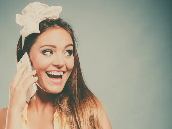 Bastante pin up chica mujer hablando en el teléfono móvil . —  Fotos de Stock