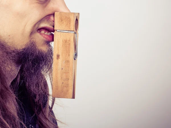 Uomo con naso intasato da molletta — Foto Stock