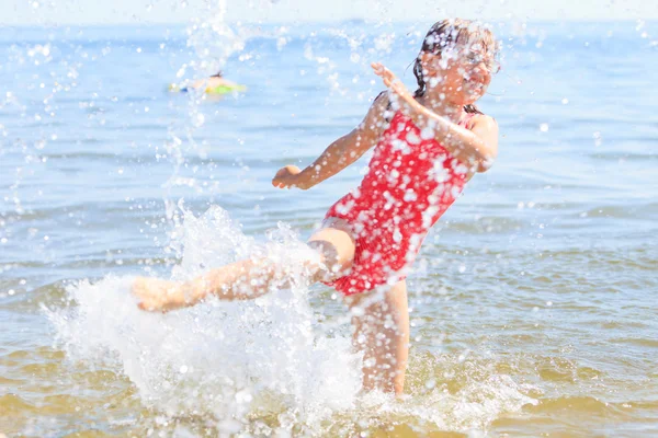Deniz okyanus su içinde küçük bir kız çocuk. Eğlenceli — Stok fotoğraf