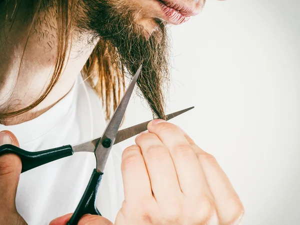 El hombre cortando su barba — Foto de Stock