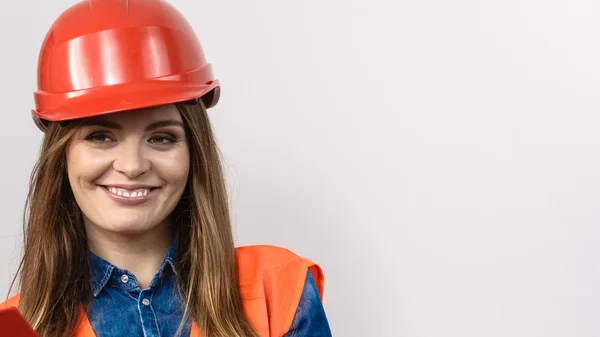 Kvinnan ingenjör konstruktion builder i hjälm. — Stockfoto