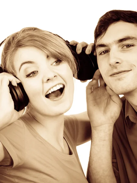 Casal de dois amigos com fones de ouvido ouvindo música — Fotografia de Stock