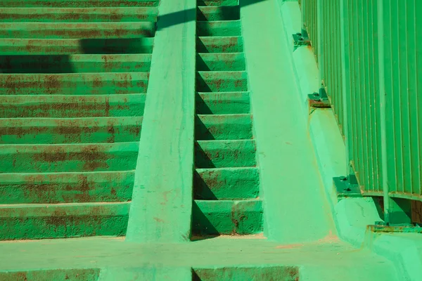 Escalera de hormigón verde con barandilla . — Foto de Stock