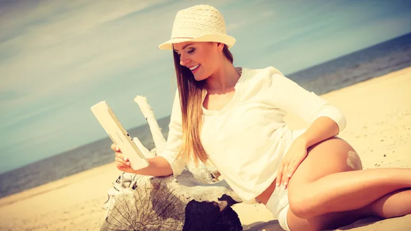 Girl in straw hat using  tablet — Stock Photo, Image