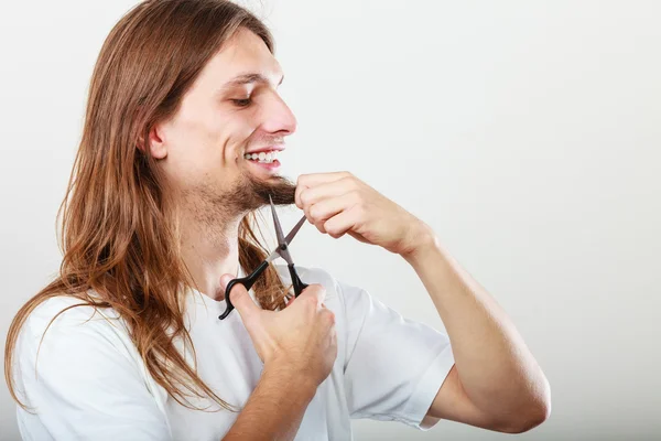Man cutting his beard — Stock Photo, Image