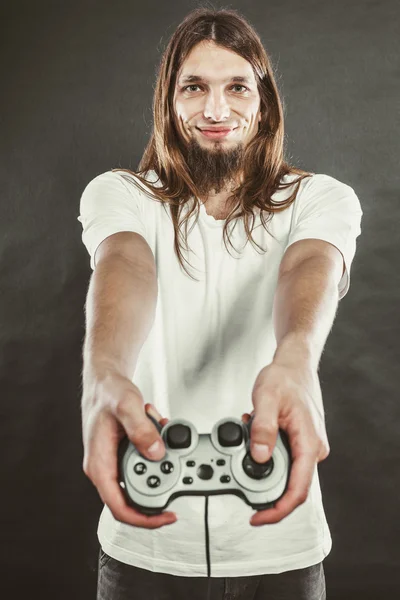 Homem feliz jogando jogos — Fotografia de Stock