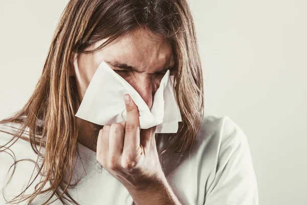 Man met hygiënische weefsel — Stockfoto