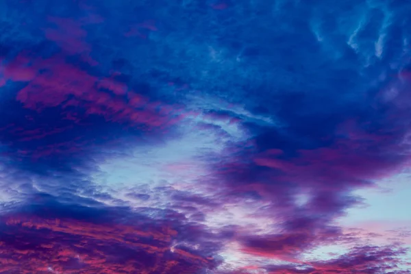 Nuvens vibrantes coloridas no céu ao pôr do sol — Fotografia de Stock