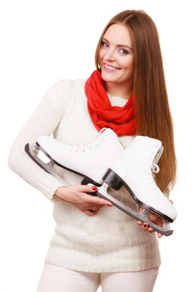 Frau mit Schlittschuhen bereitet sich auf Schlittschuhlaufen vor — Stockfoto