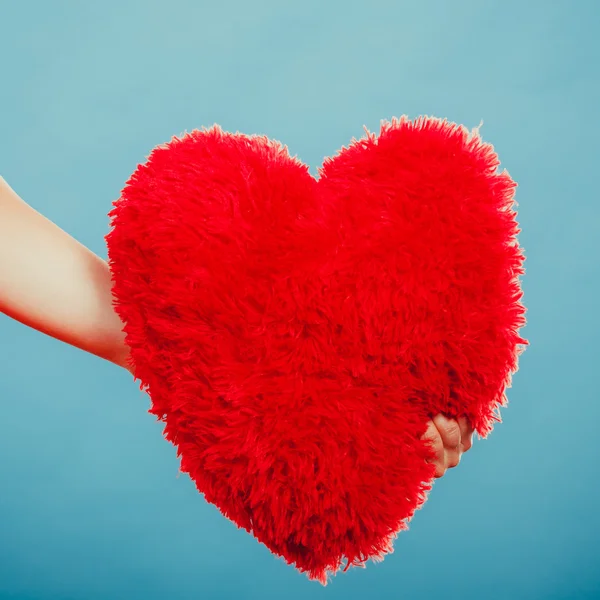 Almofada em forma de coração na mão. Valentim amor dia — Fotografia de Stock