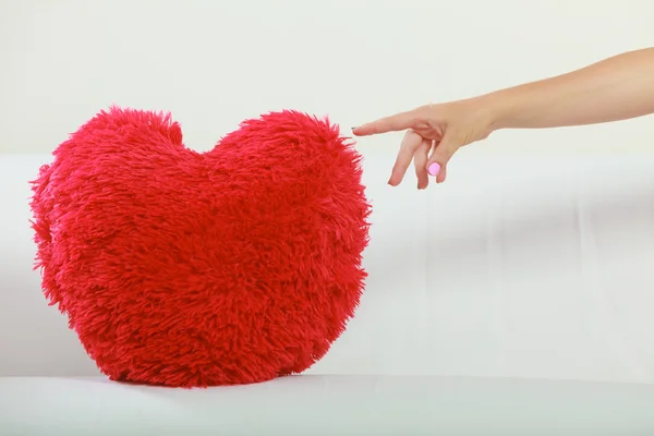 Almohada en forma de corazón en el sofá. Amor de San Valentín . —  Fotos de Stock