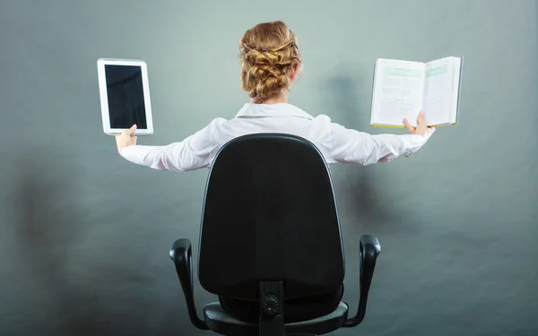 Frau hält Buch und Tablet in der Hand — Stockfoto