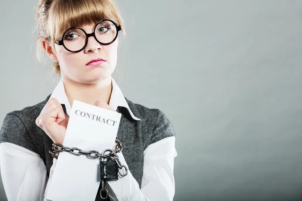 Geschäftsfrau mit gefesselten Händen hält Vertrag — Stockfoto