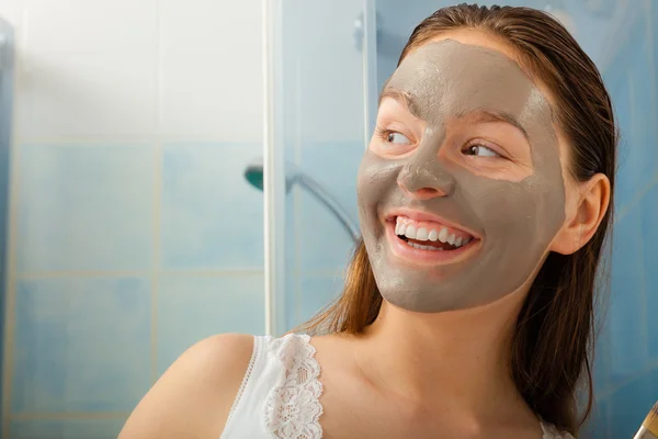 Kvinnan ansikte med lera ansiktsmask — Stockfoto