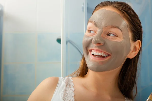 Cara de mujer con máscara facial de barro — Foto de Stock