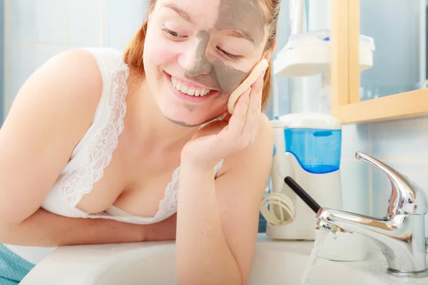 Mujer quitando máscara de barro — Foto de Stock