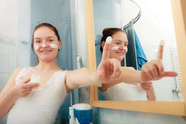 Kadın temizlik cilt kremi ile — Stok fotoğraf