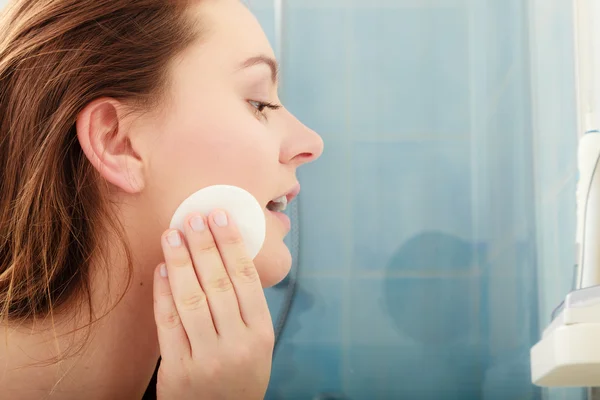 Mujer quitando maquillaje —  Fotos de Stock