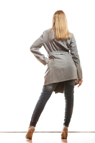 Mulher elegante loira em cinza casaco visão traseira — Fotografia de Stock