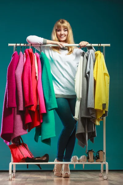 Donna che sceglie i vestiti da indossare nel centro commerciale o nell'armadio — Foto Stock