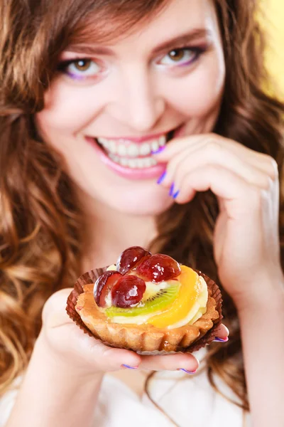 Vrouw eten cake van het fruit — Stockfoto