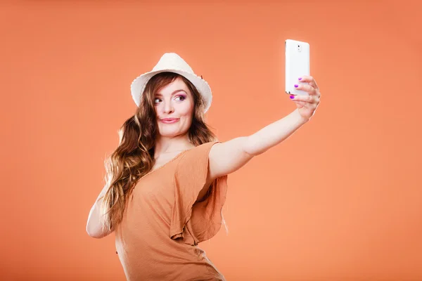 Woman taking self picture — Stock Photo, Image