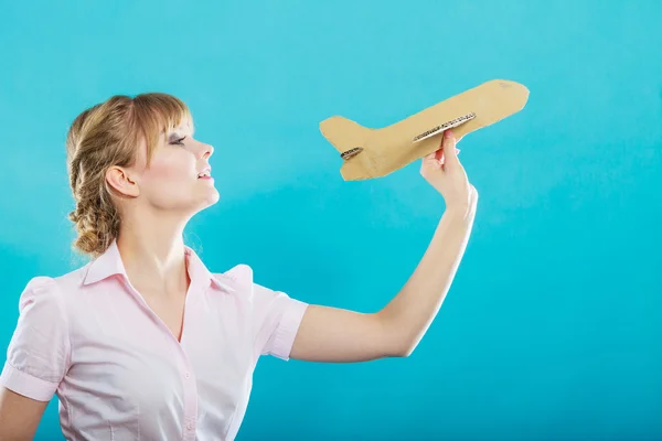 女性の持ち株の飛行機 — ストック写真