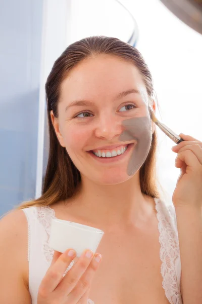 Frau trägt Maske auf — Stockfoto