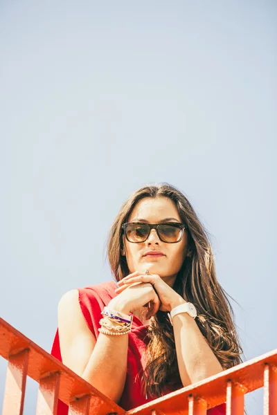 Menina na ponte na cidade . — Fotografia de Stock