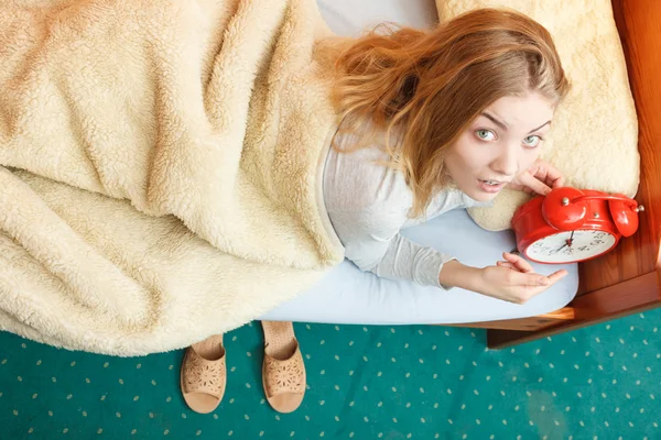 Mulher acordando na cama com despertador — Fotografia de Stock