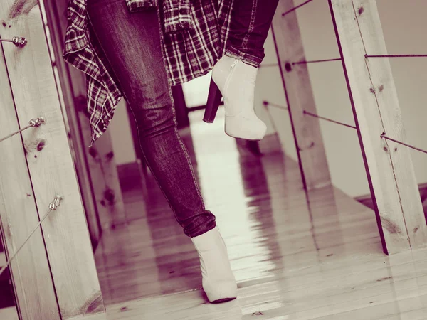 Woman  wearing  jeans and high heels — Stock Photo, Image