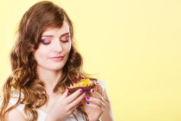 Cute woman  holding fruit cake — Stock Photo, Image