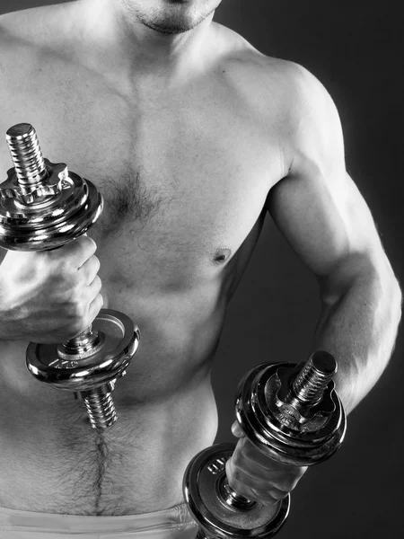 Atletik erkek ağır dumbell ile çalışma — Stok fotoğraf