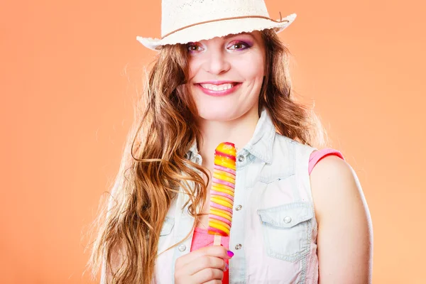 Mujer comiendo helado de paleta — Foto de Stock