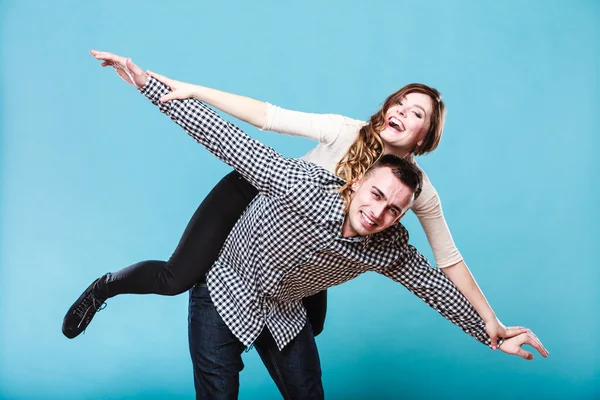 Mulher cavalgando em cima do homem. Casal feliz . — Fotografia de Stock